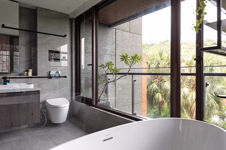 Phòng tắm thiết kế mở với nhiều lớp cửa kính giúp chủ nhân có thể quan sát khung cảnh xung quanh.