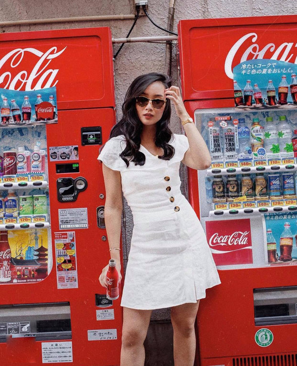 Sắc trắng thường được ưa chuộng trong ngày nắng và khi được thể hiện trên chất liệu linen luôn tạo nên mẫu trang phục hoàn hảo cho mùa hè.