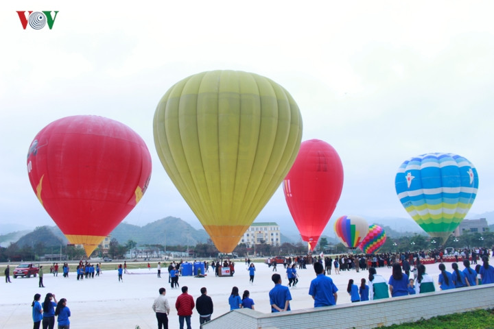 Có gần 10 khinh khí cầu đến từ các đội trong và ngoài nước.