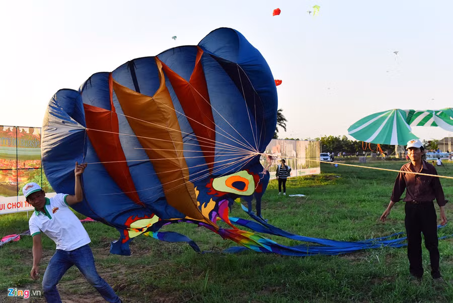  Một số nghệ nhân tham dự liên hoan diều cho biết loại diều khí động học tuy to, có hình dạng khác nhau, phải cần 2-3 người thả nhưng dễ dàng lên nhanh hơn nếu gió đẹp, mạnh.