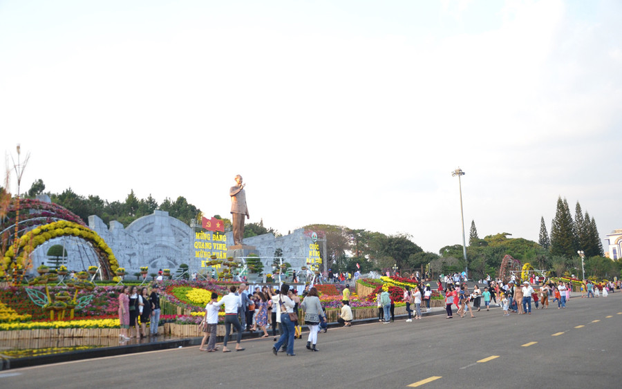 Càng về chiều, quảng trường càng trở nên nhộn nhịp, đông đúc. Ảnh: P.V