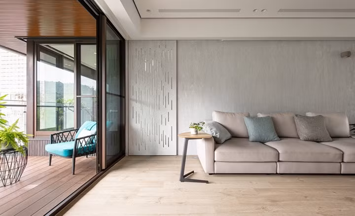 Cửa trượt tiết kiệm diện tích dành cho phòng khách.