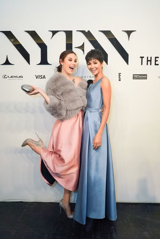  H'Hen Niê và Catriona Gray trên thảm đỏ New York Fashion Week