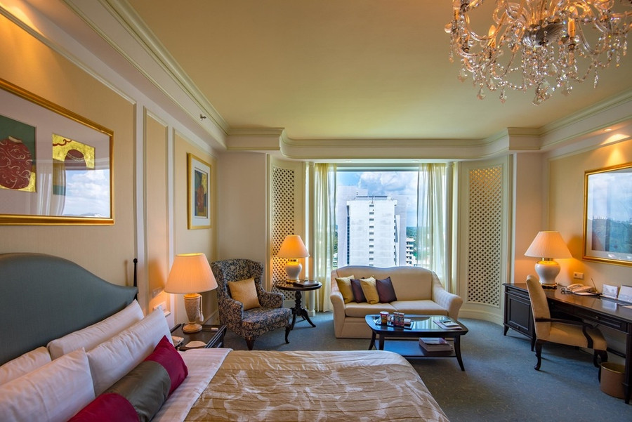 Nhiều khách VIP đi thang máy riêng của khách sạn để vào phòng Tổng thống. Phòng này nằm trên tầng 17, sàn được ốp gỗ, nhà vệ sinh lát đá cẩm thạch nhập từ Tây Ban Nha, Ai Cập và Trung Đông, có ban công rộng nhìn về phía hồ bơi. Khăn trải giường được làm từ lụa, trên tường treo 20 bức tranh của các tác giả nổi tiếng thế giới. Phòng Tổng thống rộng gần 350 m2, có phòng tập thể dục riêng và được đánh giá là "thiên đường nơi hạ giới". Ảnh: Shutterwhale. Nhiều khách VIP đi thang máy riêng của khách sạn để vào phòng Tổng thống. Phòng này nằm trên tầng 17, sàn được ốp gỗ, nhà vệ sinh lát đá cẩm thạch nhập từ Tây Ban Nha, Ai Cập và Trung Đông, có ban công rộng nhìn về phía hồ bơi. Khăn trải giường được làm từ lụa, trên tường treo 20 bức tranh của các tác giả nổi tiếng thế giới. Phòng Tổng thống rộng gần 350 m2, có phòng tập thể dục riêng và được đánh giá là