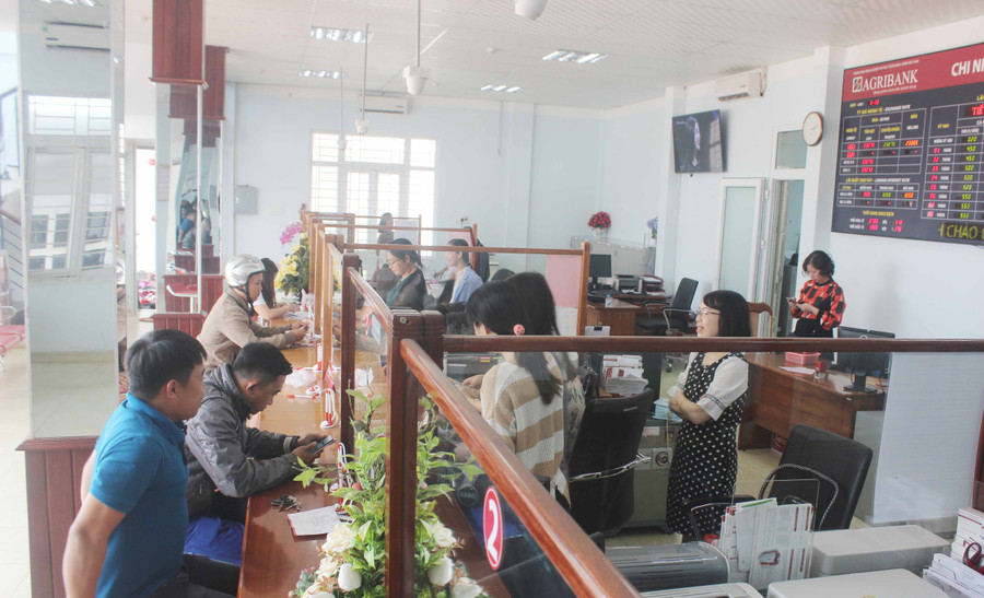 Những khách hàng đầu tiên đến giao dịch đầu năm tại Agribank Đông Gia Lai. Ảnh: Sơn Ca