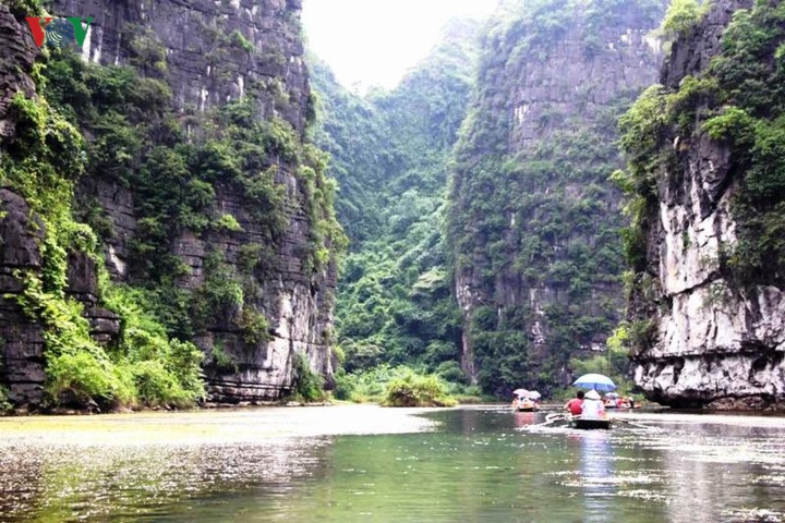  Thú vị nhất là những đoạn ngồi trên thuyền đi sâu vào trong những khe núi đá càng cảm nhận được sự bí ẩn của Tràng An.
