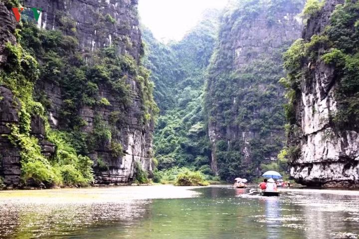  Thú vị nhất là những đoạn ngồi trên thuyền đi sâu vào trong những khe núi đá càng cảm nhận được sự bí ẩn của Tràng An.