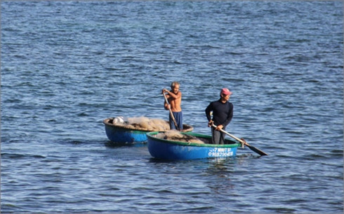 Ngư dân ở tỉnh Quảng Nam mất tích khi chèo thuyền thúng vào bờ (Ảnh minh họa: Người lao động)