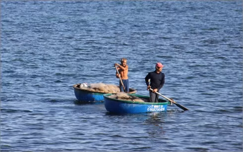 Ngư dân ở tỉnh Quảng Nam mất tích khi chèo thuyền thúng vào bờ (Ảnh minh họa: Người lao động)