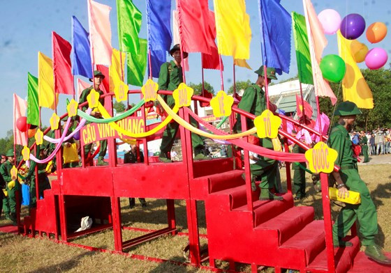  Các thanh niên bước qua cầu vinh quang lên đường nhập ngũ. Ảnh: NGUYỄN TRANG