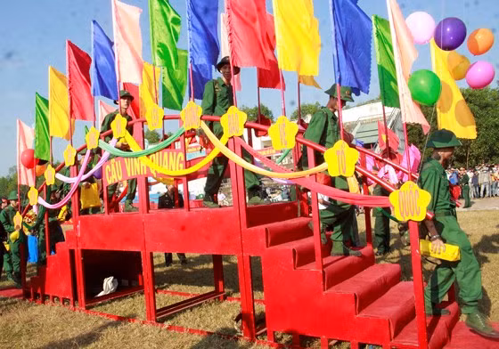  Các thanh niên bước qua cầu vinh quang lên đường nhập ngũ. Ảnh: NGUYỄN TRANG