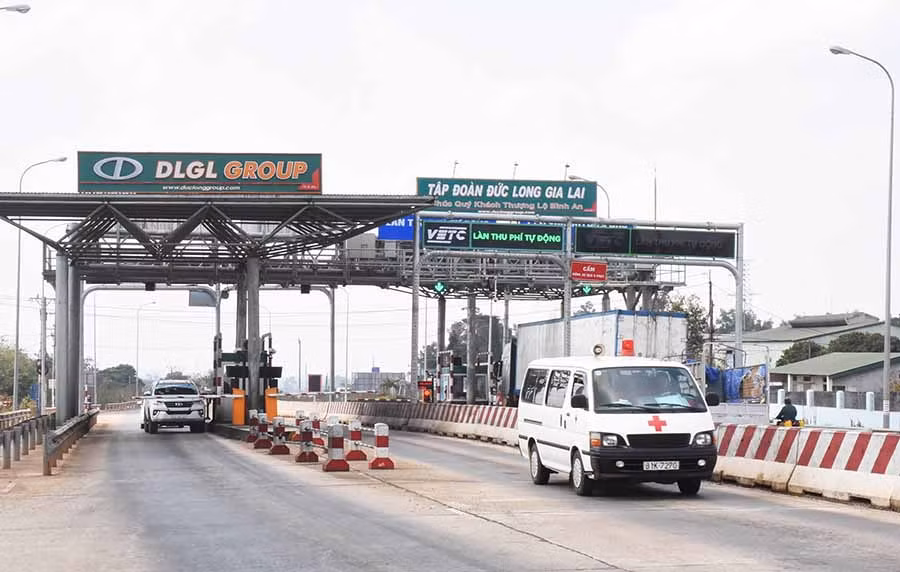  Các trạm thu phí trên địa bàn tỉnh đã lắp đặt xong hệ thống thu phí tự động cho tất cả các làn xe. Ảnh: M.T