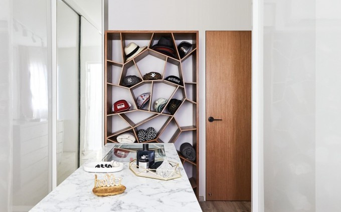 Jeremy có nhiều mũ, đồng hồ và quần áo. Vì vậy, anh cần một nơi chứa đồ rộng. Một phòng ngủ được trưng dụng để làm phòng chứa đồ và ngăn cách bởi cửa kéo. Jeremy có nhiều mũ, đồng hồ và quần áo. Vì vậy, anh cần một nơi chứa đồ rộng. Một phòng ngủ được trưng dụng để làm phòng chứa đồ và ngăn cách bởi cửa kéo.