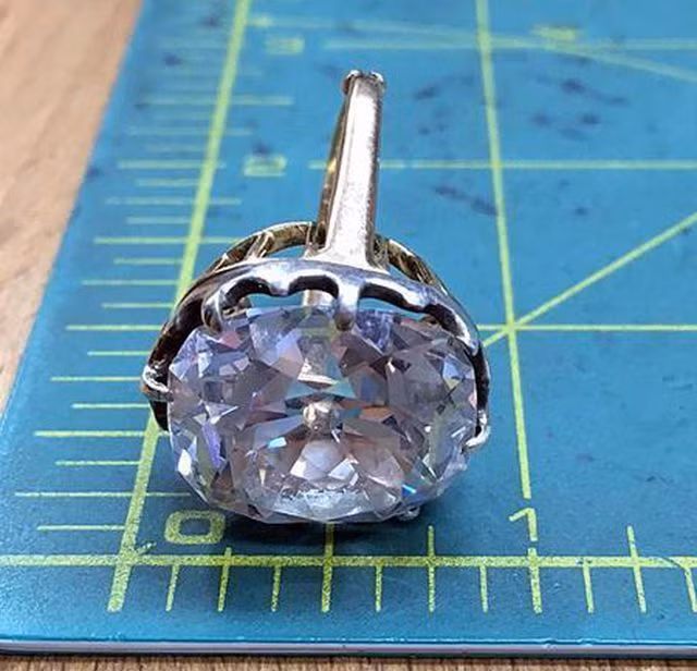 Chiếc nhẫn cũ này thực chất là viên kim cương nặng 26,27 cara. Ảnh: The Sun Chiếc nhẫn cũ này thực chất là viên kim cương nặng 26,27 cara. Ảnh: The Sun