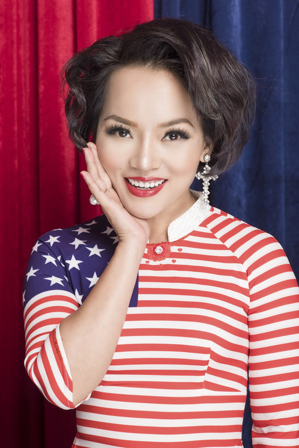 Áo dài họa tiết cờ nước Mỹ với những ngôi sao và sọc ngang trắng đỏ xen kẽ. Áo dài họa tiết cờ nước Mỹ với những ngôi sao và sọc ngang trắng đỏ xen kẽ.