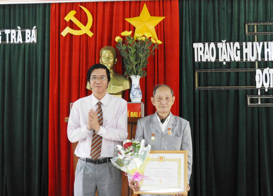 Trao tặng huy hiệu Đảng tại Đảng bộ phường Trà Bá Thành phố Pleiku. Ảnh: Thanh Nhật