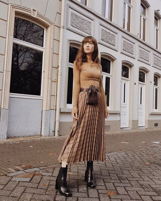 Không có gì lãng mạn hơn bằng việc hai bạn mặc đồ thật đẹp, hẹn nhau ở nhà hàng sang trọng, ăn tối bên những ngọn nến lung linh và trao cho nhau những lời nói ngọt ngào. Ảnh: @marcelfloruss, @modedamour.