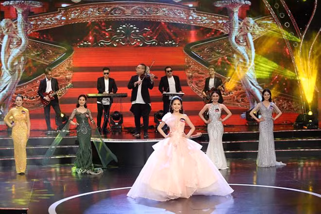  Thí sinh trình diễn trang phục dạ hội