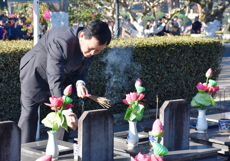 Đồng chí Bí thư Tỉnh ủy Dương Văn Trang thắp hương tưởng nhớ các liệt sĩ. Ảnh: Trần Dung thắp hương tưởng nhớ các liệt sĩ