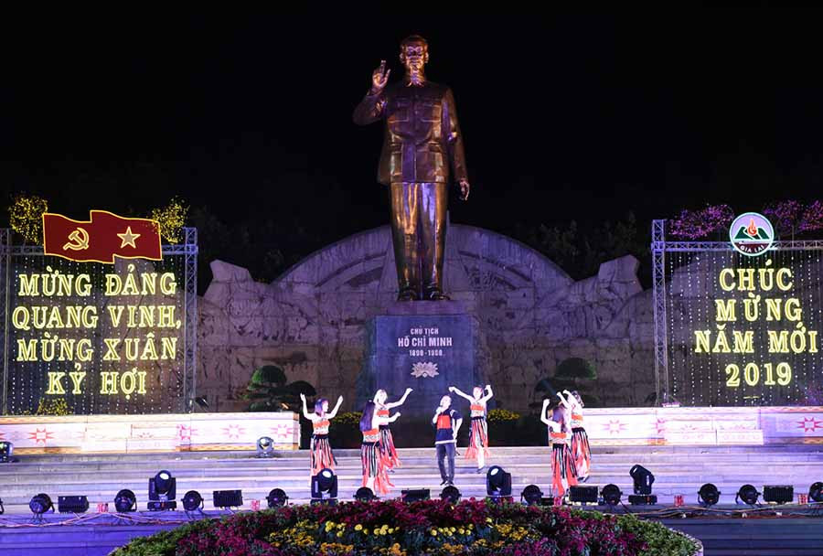 Chương trình văn nghệ quần chúng mang không khí mùa xuân tràn ngập đêm lễ hội. Ảnh: Đức Thụy