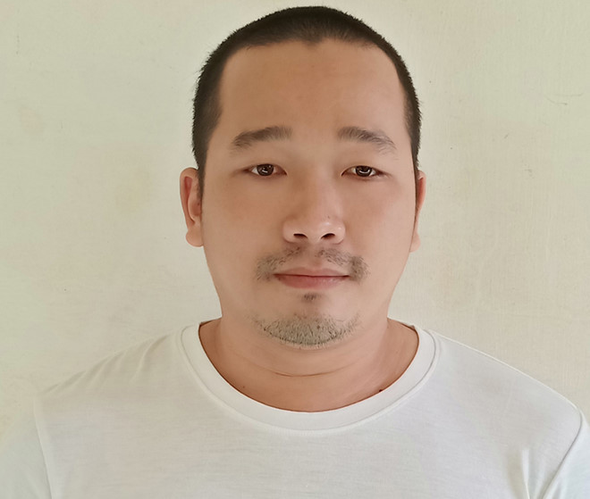 Võ Vinh Tân tại cơ quan điều tra. Ảnh: Công an Vĩnh Long.  Võ Vinh Tân tại cơ quan điều tra. Ảnh: Công an Vĩnh Long.