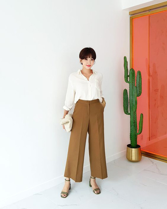 Sơ mi trắng không chỉ chiếm được tình cảm của phái mạnh, nó còn được phái đẹp khá ưu ái khi mix đồ công sở.