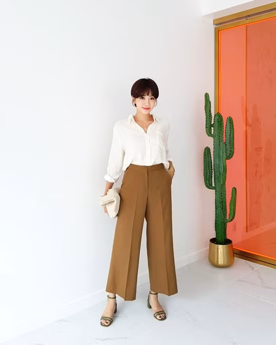 Sơ mi trắng không chỉ chiếm được tình cảm của phái mạnh, nó còn được phái đẹp khá ưu ái khi mix đồ công sở.