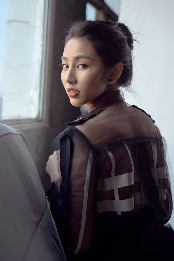  Nhà thiết kế kết hợp tương phản hai gam màu be và đen, tạo cảm giác sang trọng và cổ điển.