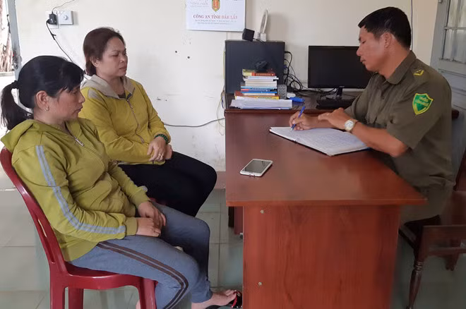  Phụ huynh hai nữ sinh trình báo việc con mất tích cho công an. Ảnh: Minh Lộc.