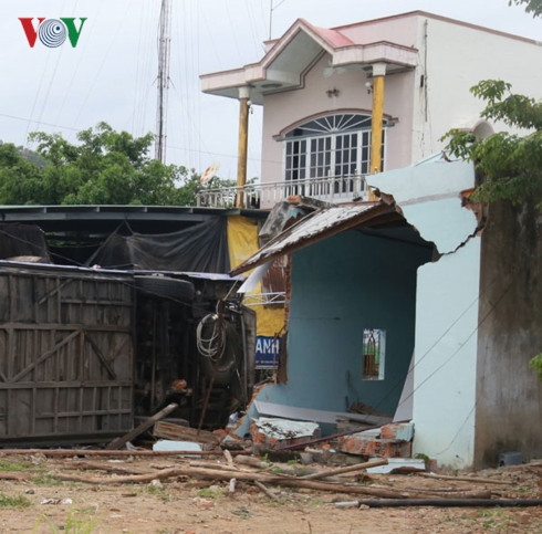 Vụ tai nạn khiến nhà dân bị hư hỏng nặng. Vụ tai nạn khiến nhà dân bị hư hỏng nặng.
