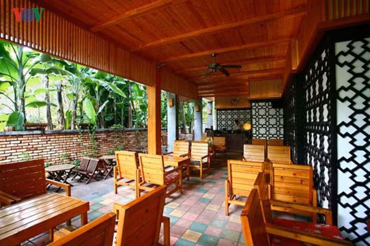 Đây là một không gian chỉn chu, lịch sự với chất liệu chủ đạo là gỗ.