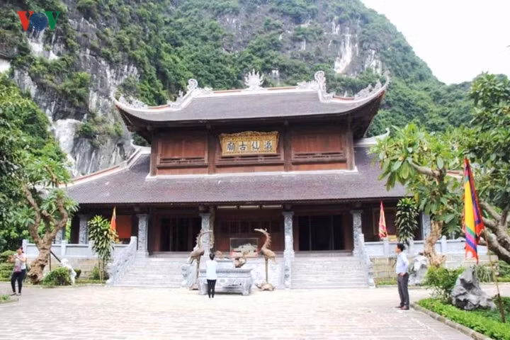 Những mái vòm cong vút, nét kiến trúc tinh xảo, đậm chất văn hóa Việt của những ngôi đền, chùa như những đài hoa sen soi bóng xuống dòng nước trong xanh gợi lên sự gần gũi đối với con người.