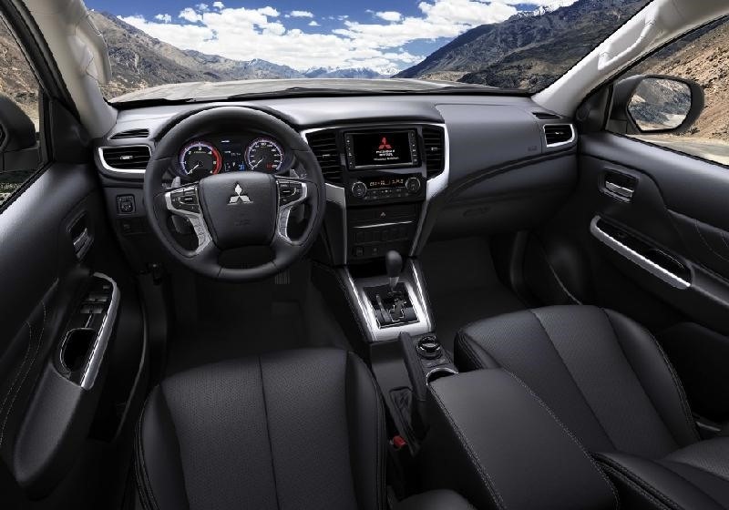 Buồng lái rộng rãi và đầy đủ tiện nghi. Buồng lái rộng rãi và đầy đủ tiện nghi.