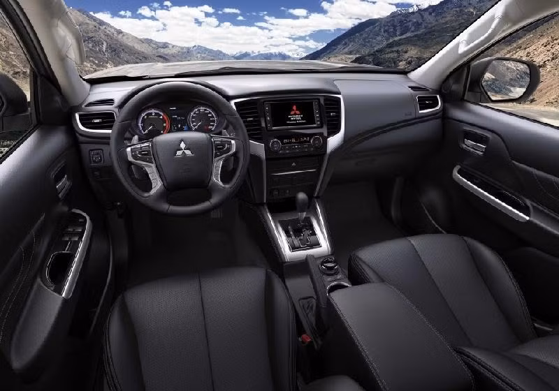 Buồng lái rộng rãi và đầy đủ tiện nghi. 