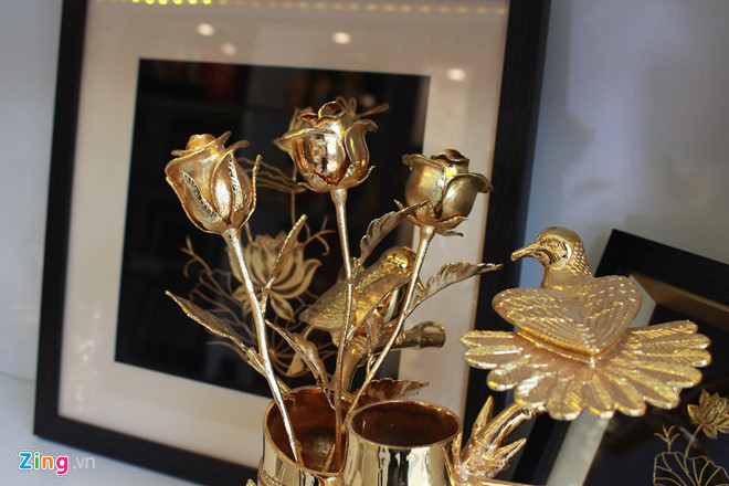 Bông hồng mạ vàng giá 2 triệu đồng mỗi cành 