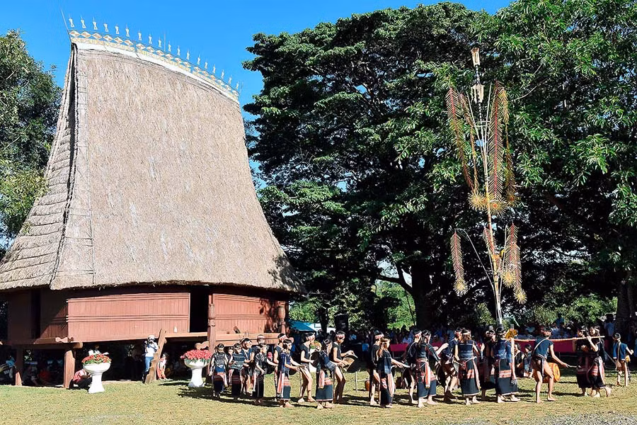  Làng Ốp (phường Hoa Lư, TP. Pleiku)-một trong những ngôi làng nằm trong “đích ngắm” để tập trung đầu tư, xây dựng mô hình DLCĐ của tỉnh. Ảnh: ĐỨC THỤY