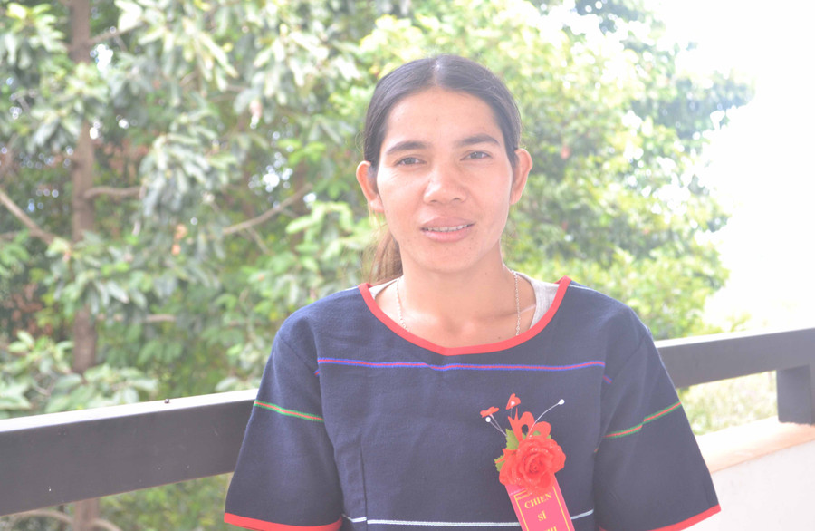 Chị Rơ Mah H' Át. Ảnh: Hoàng Minh Chị Rơ Mah H' Át-công nhân cao su của Đội 3, Công ty 715, Binh đoàn 15. Ảnh: Hoàng Minh