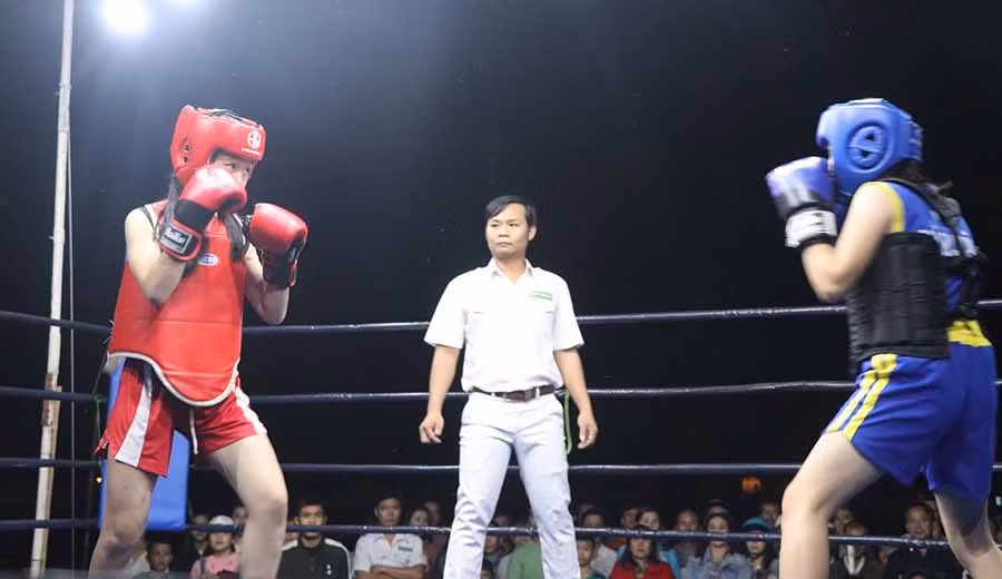  Các võ sĩ đến từ huyện Mang Yang và Đak Pơ thi đấu đối kháng nữ ở hạng cân 46 kg. Ảnh: Ngọc Minh