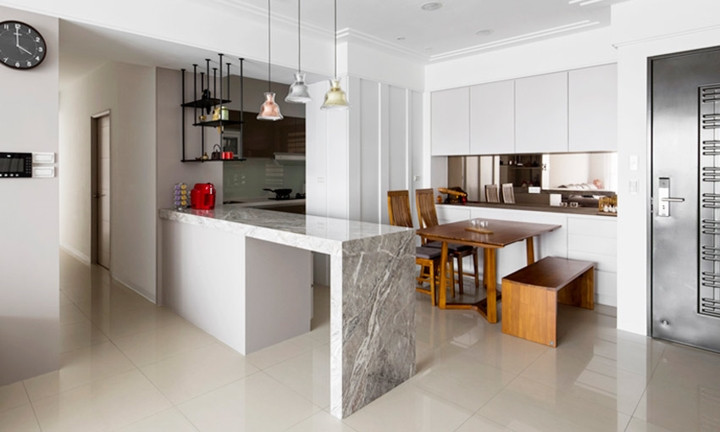 Bộ bàn ghế ăn bằng gỗ tự nhiên nổi bật giữa những sản phẩm nội thất màu be. Bộ bàn ghế ăn bằng gỗ tự nhiên nổi bật giữa những sản phẩm nội thất màu be.