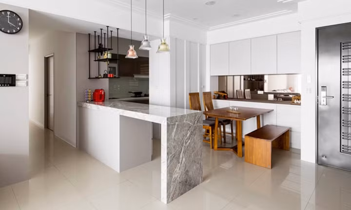 Bộ bàn ghế ăn bằng gỗ tự nhiên nổi bật giữa những sản phẩm nội thất màu be.