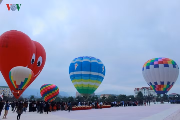 Màu sắc rực rỡ của các khinh khí cầu.