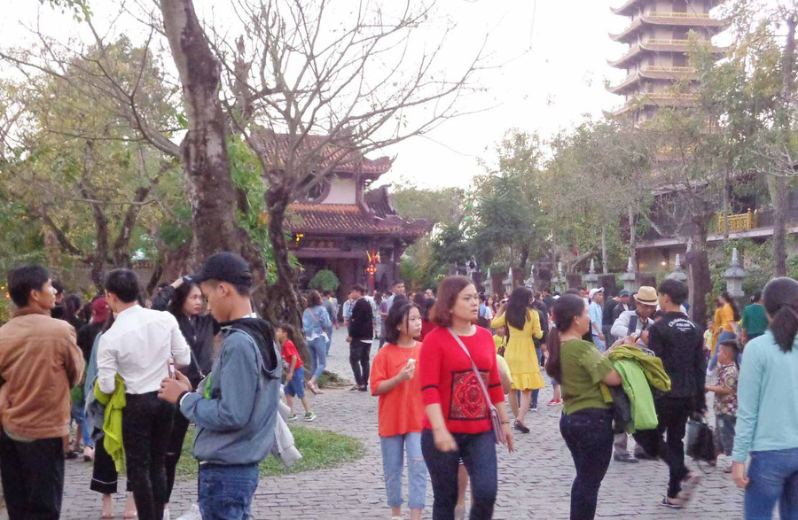 Rất đông du khách đến chùa Thiên Hưng (Bình Định) cầu mong cho gia đình năm mới bình an. Ảnh: Hà Phương