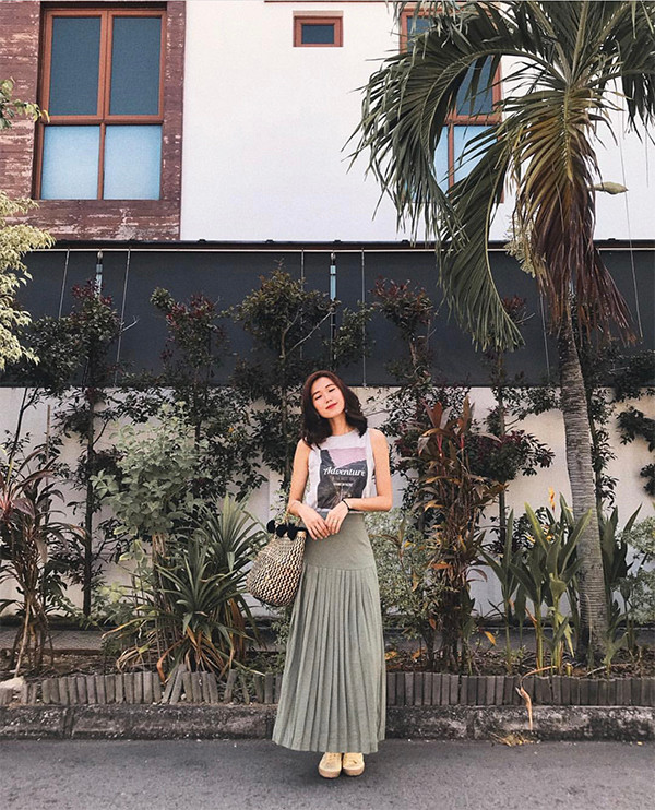 Chân váy midi hay váy maxi rất dễ phối đồ, chỉ cần vài chiếc chân váy khác màu là bạn có thể thoả sức kết hợp cùng áo thun, sơ mi, áo cổ yếm...  Chân váy midi hay váy maxi rất dễ phối đồ, chỉ cần vài chiếc chân váy khác màu là bạn có thể thoả sức kết hợp cùng áo thun, sơ mi, áo cổ yếm...