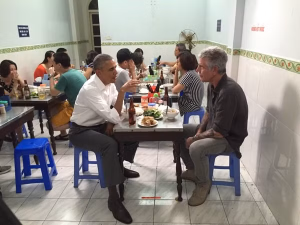 Bức ảnh Tổng thống Mỹ Barack Obama ăn bún chả Hà Nội được người dẫn chương trình nổi tiếng của Mỹ Anthony Bourdain đăng trên Twitter của mình đêm 23/5/2016. (Nguồn: Twitter)