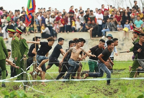 Lễ hội Phết Hiền Quan năm nay phải tạm dừng vì "vỡ trận".  Lễ hội Phết Hiền Quan năm nay phải tạm dừng vì