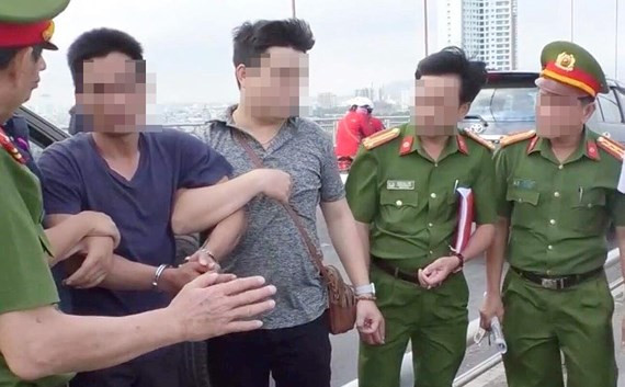 Công an TP Đà Nẵng đưa nghi can Bùi Văn Hời ra hiện trường nơi nghi can phi tang xác con gái Công an TP Đà Nẵng đưa nghi can Bùi Văn Hời ra hiện trường nơi nghi can phi tang xác con gái