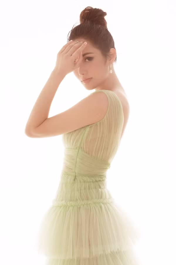  Hoa hậu chọn kiểu tóc bới cao tự nhiên, vừa phù hợp trang phục, vừa tôn đường nét thanh thoát của gương mặt.