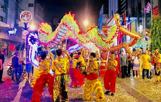 Quan niệm của người Á Đông, múa Lân tạo nên sự thịnh vượng, phát đạt, hạnh phúc, mọi việc trong năm được thuận lợi. Hình ảnh con lân được người Trung Quốc thờ trong Thái Miếu ngay từ thời Khổng Tử và xếp vào bộ tứ linh là Long - Lân - Quy - Phụng.