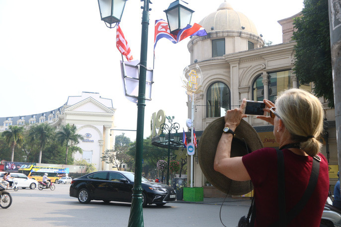  Hình ảnh 2 cờ Mỹ - Triều Tiên cùng bay phấp phới được nhiều du khách nước ngoài ghi lại