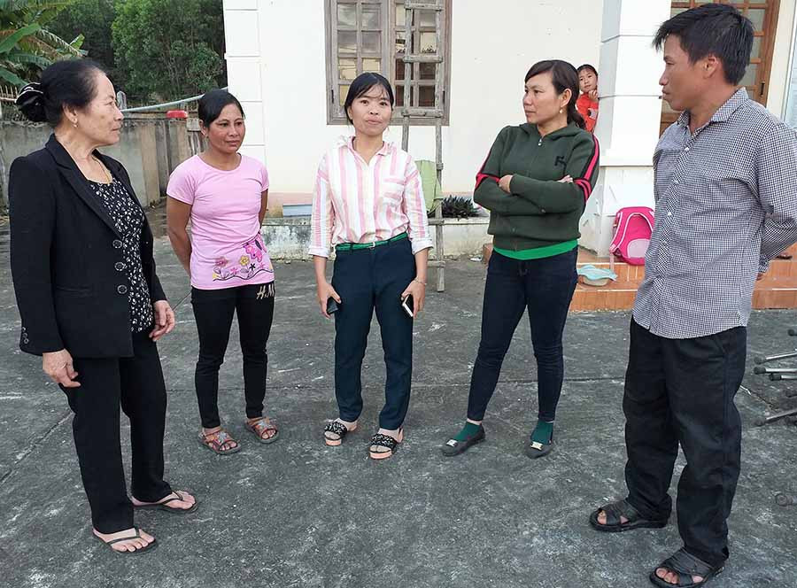  Chị Hoàng Thị Huyền (giữa) trao đổi với bà con về tình hình phát triển kinh tế ở thôn 1. Ảnh: Đ.Y